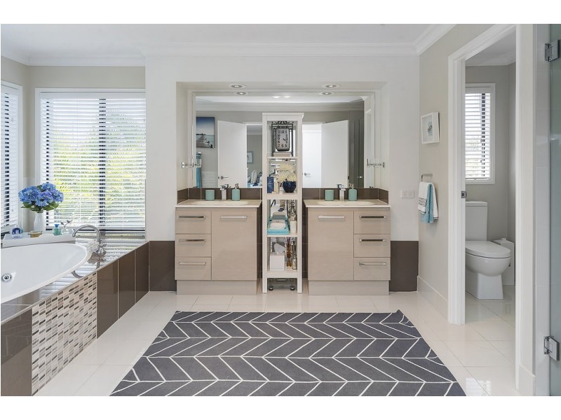 2112 Carlton Drive, Hope Island QLD 4212