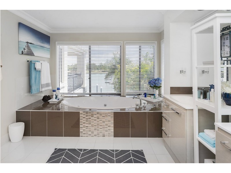 2112 Carlton Drive, Hope Island QLD 4212