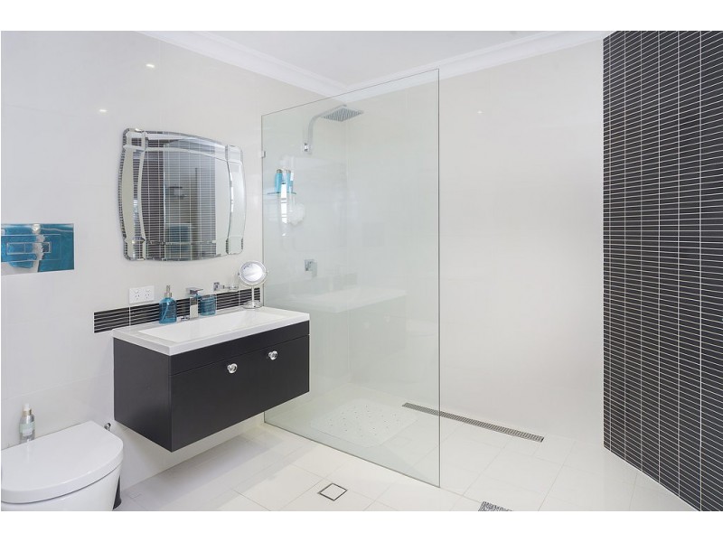 2112 Carlton Drive, Hope Island QLD 4212