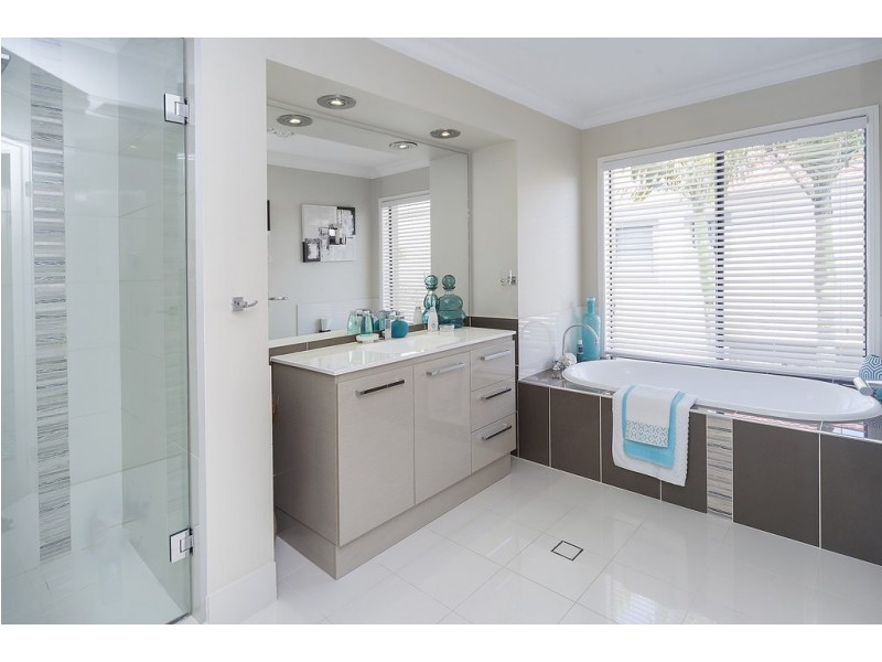 2112 Carlton Drive, Hope Island QLD 4212