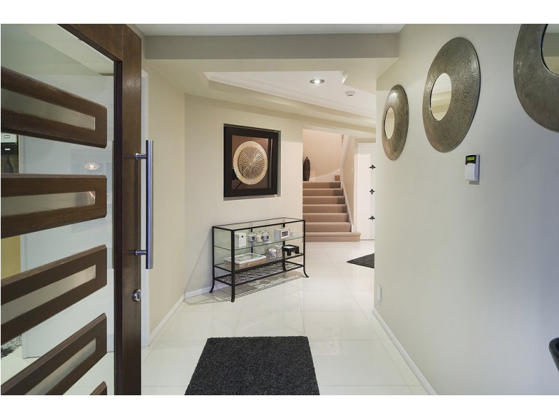 2112 Carlton Drive, Hope Island QLD 4212