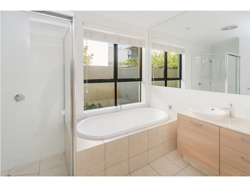 6142 Bolsena Circuit, Hope Island QLD 4212