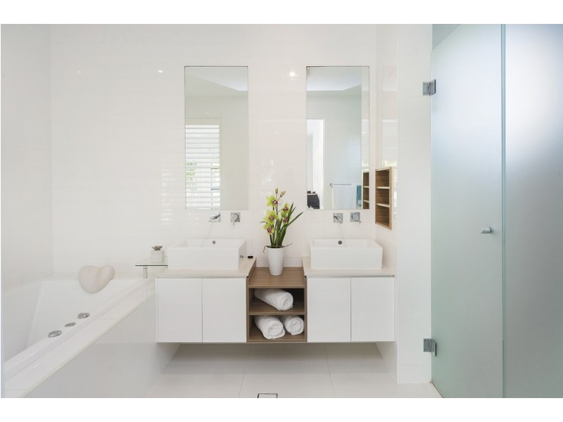 9120 Peter Senior Drive, Hope Island QLD 4212