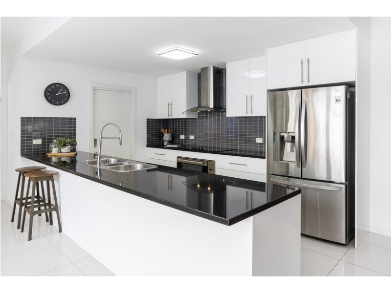 9125 Peter Senior Drive, Hope Island QLD 4212