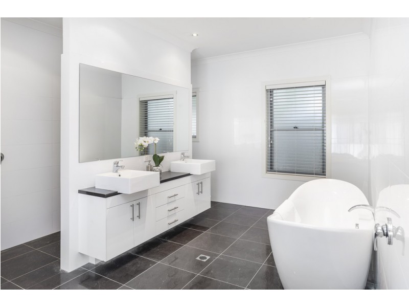 9125 Peter Senior Drive, Hope Island QLD 4212