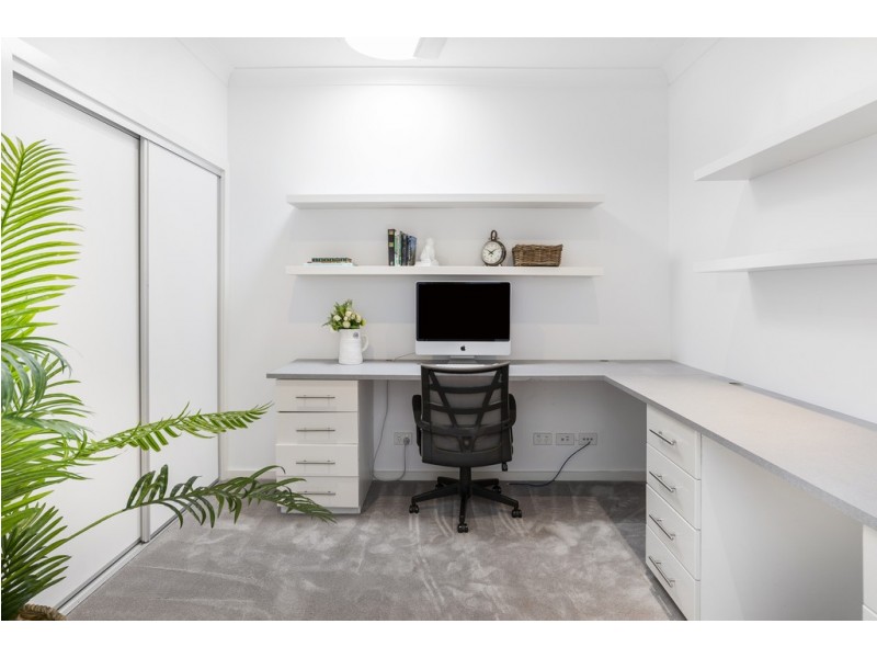 9125 Peter Senior Drive, Hope Island QLD 4212