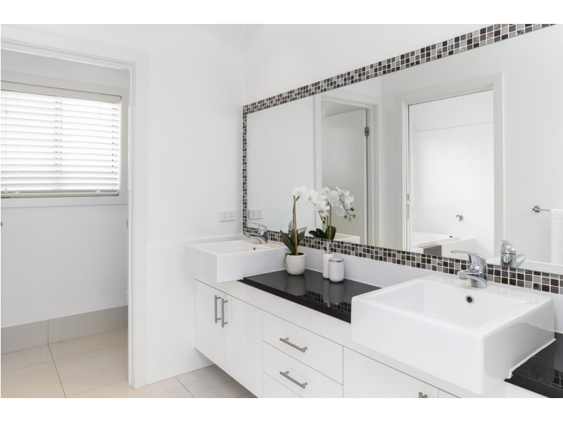 9125 Peter Senior Drive, Hope Island QLD 4212