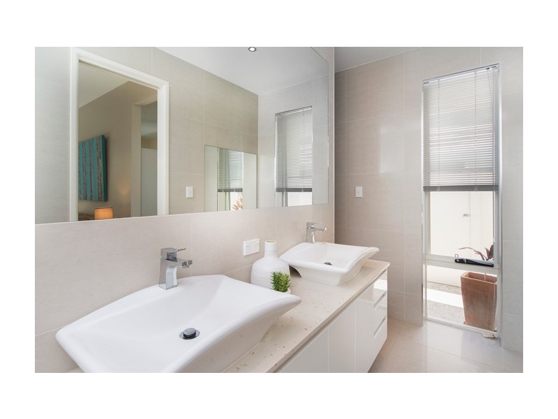 9134 Peter Senior Drive, Hope Island QLD 4212