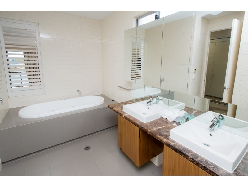 6063 Lugano Drive, Hope Island QLD 4212