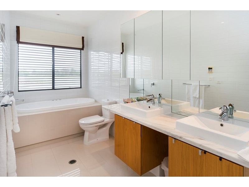 6065 Lugano Drive, Hope Island QLD 4212