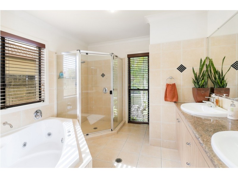 16 Dallow Crescent, Helensvale QLD 4212