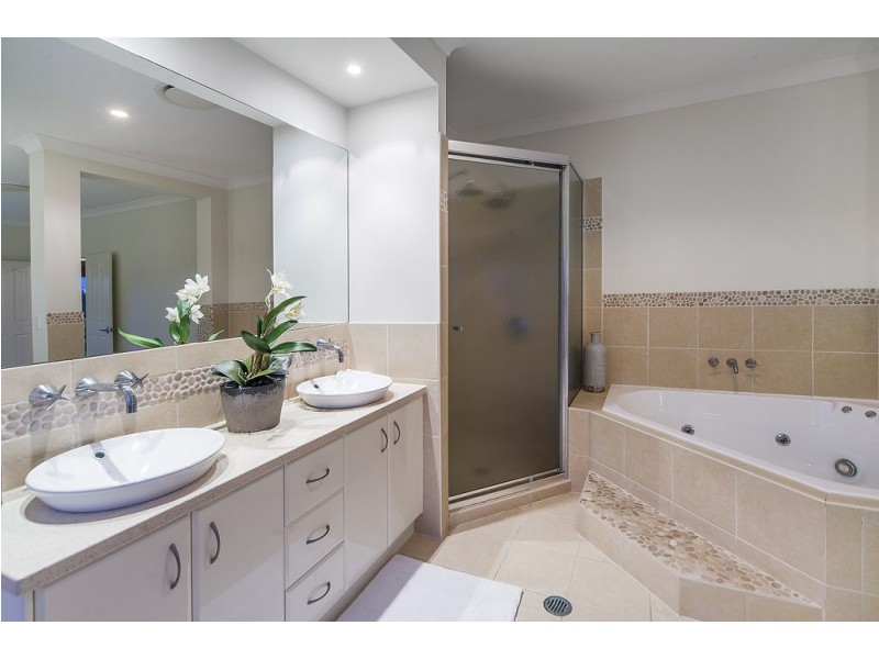 50 Calmwater Crescent, Helensvale QLD 4212