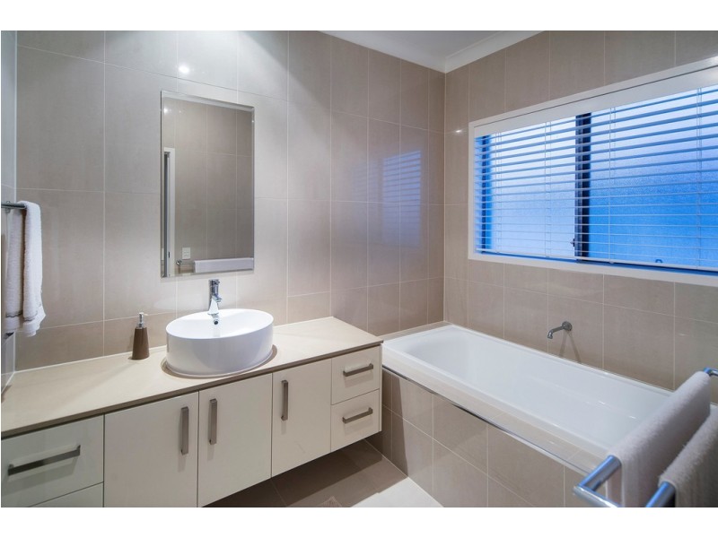 21 Parkview Place, Helensvale QLD 4212