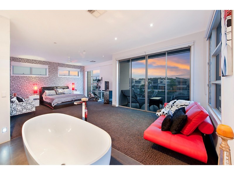 37 Harbourvue Court, Helensvale QLD 4212