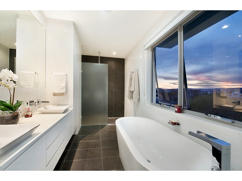 37 Harbourvue Court, Helensvale QLD 4212