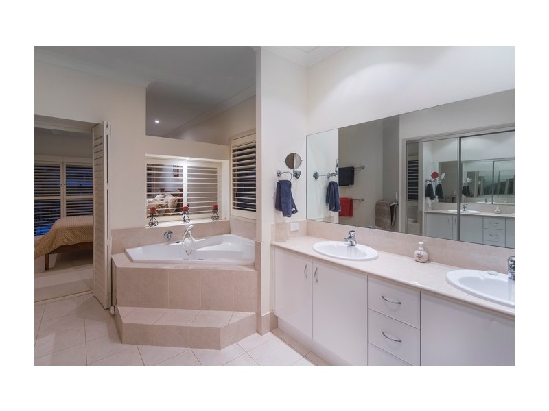 2118 Fernlea Close, Hope Island QLD 4212