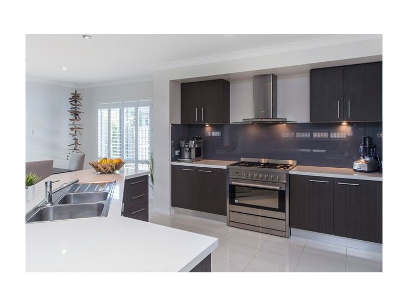 5 Azure Way, Hope Island QLD 4212