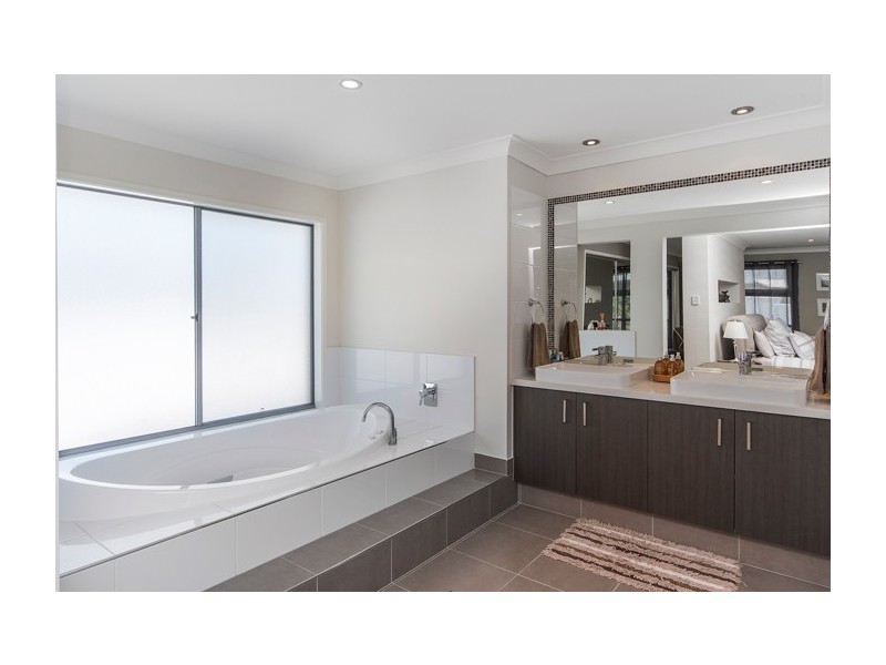 5 Azure Way, Hope Island QLD 4212