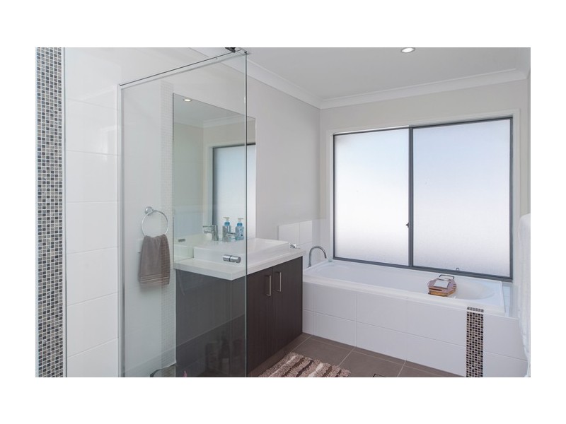 5 Azure Way, Hope Island QLD 4212