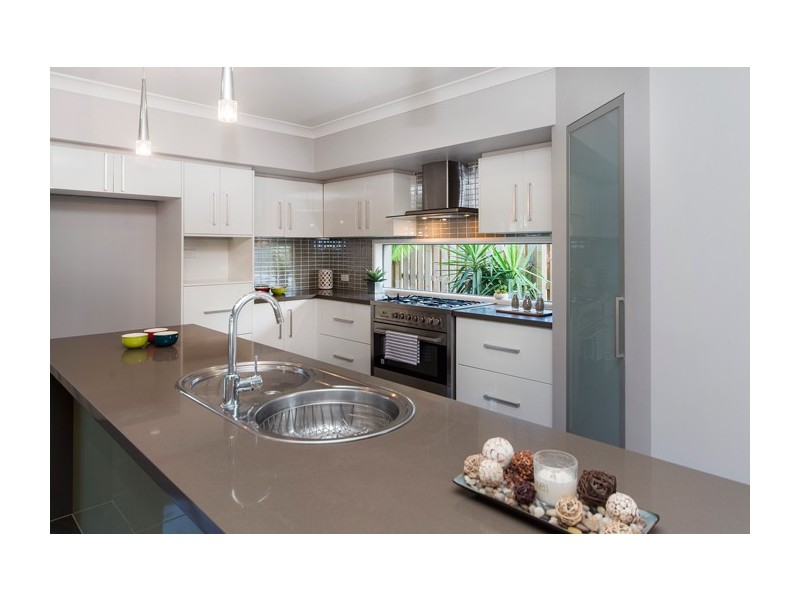 4 Flybridge Way, Hope Island QLD 4212