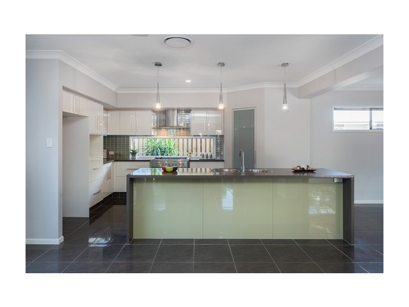 4 Flybridge Way, Hope Island QLD 4212