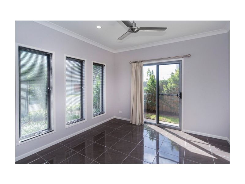 4 Flybridge Way, Hope Island QLD 4212