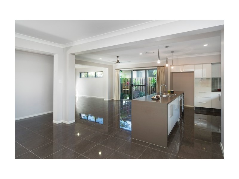 4 Flybridge Way, Hope Island QLD 4212