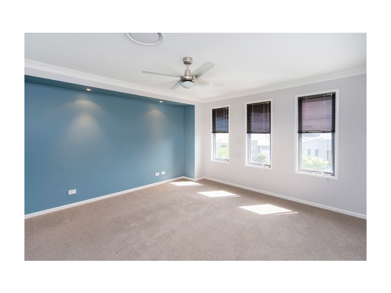 4 Flybridge Way, Hope Island QLD 4212