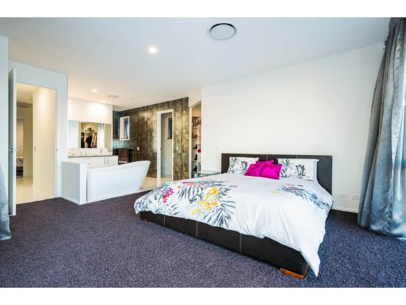 2211 Taromeo Court, Hope Island QLD 4212