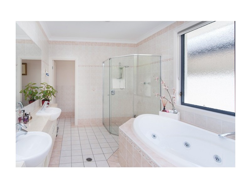18 Calmwater Crescent, Helensvale QLD 4212