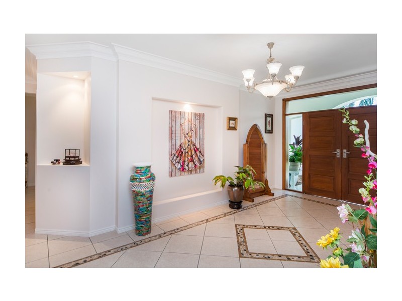 18 Calmwater Crescent, Helensvale QLD 4212