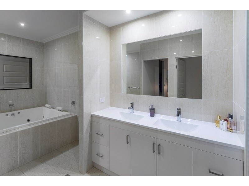 2220 Taromeo Court, Hope Island QLD 4212