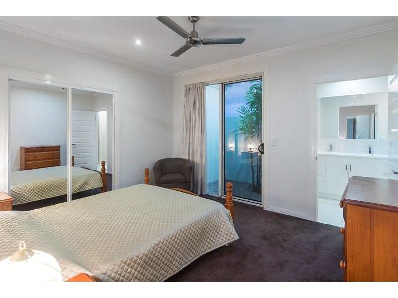 2220 Taromeo Court, Hope Island QLD 4212