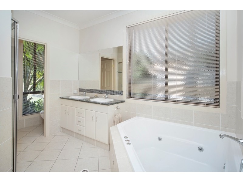 11 Waterside Esplanade, Helensvale QLD 4212