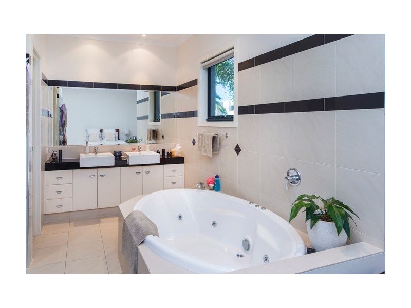 2556 Cressbrook Drive, Hope Island QLD 4212