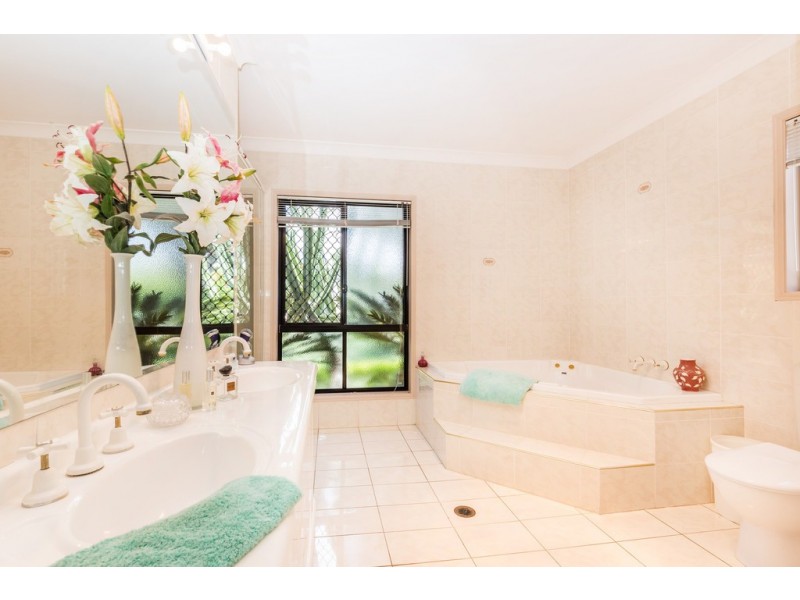 32 Oyster Cove Promenade, Helensvale QLD 4212