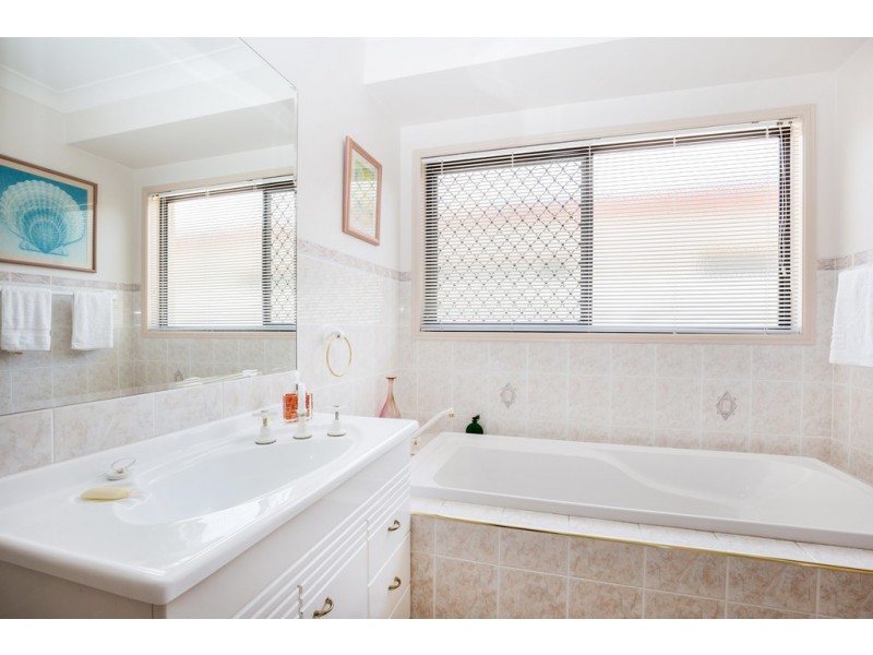 32 Oyster Cove Promenade, Helensvale QLD 4212