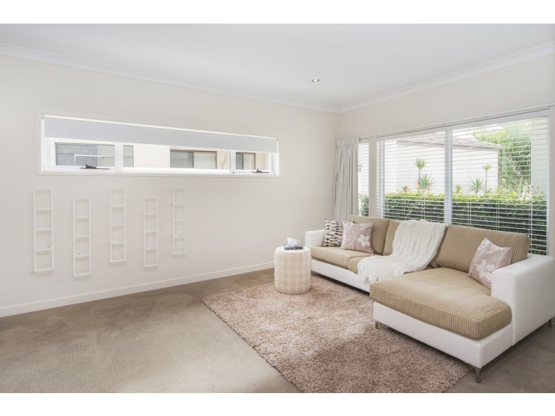 2549 Gowrie Way, Hope Island QLD 4212