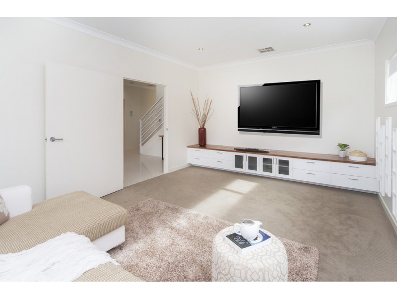 2549 Gowrie Way, Hope Island QLD 4212