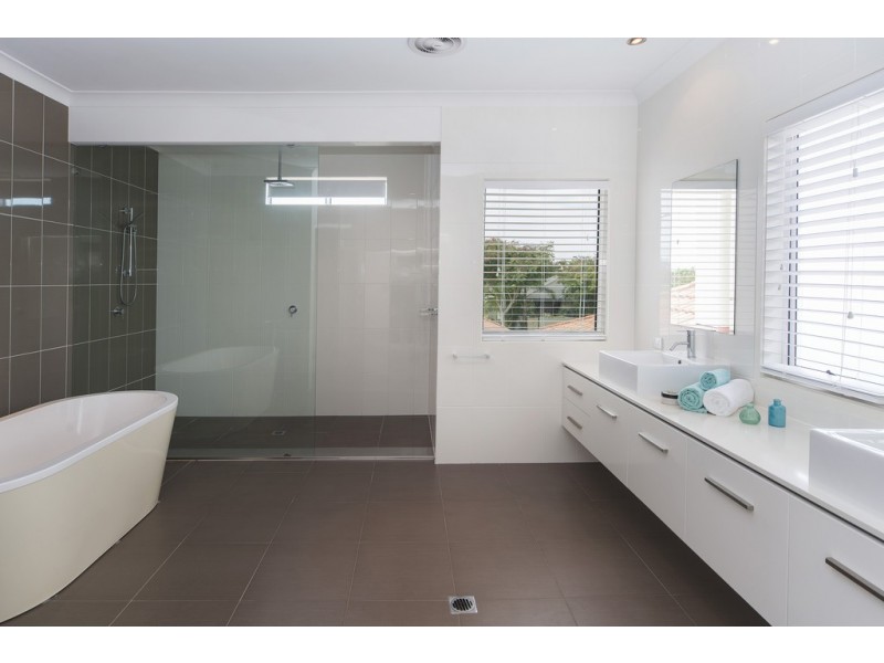 2549 Gowrie Way, Hope Island QLD 4212