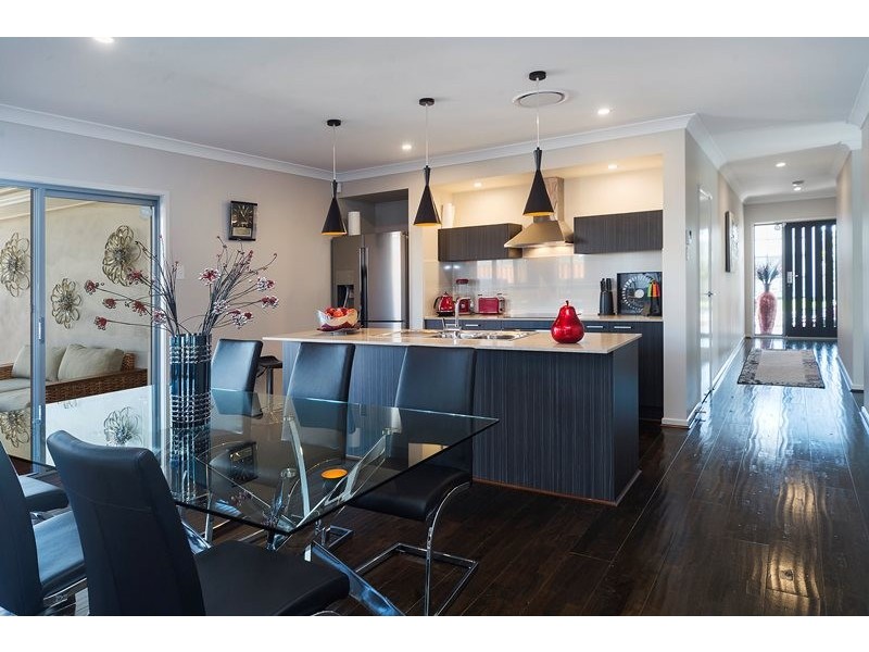 10 Keelson Crescent, Hope Island QLD 4212