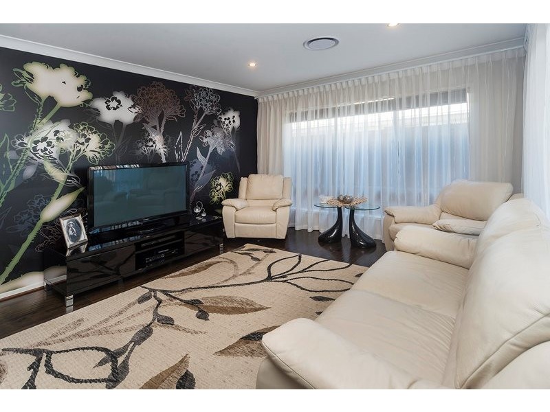 10 Keelson Crescent, Hope Island QLD 4212