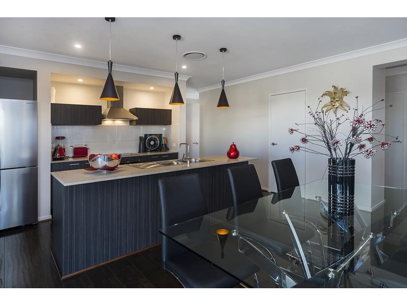 10 Keelson Crescent, Hope Island QLD 4212