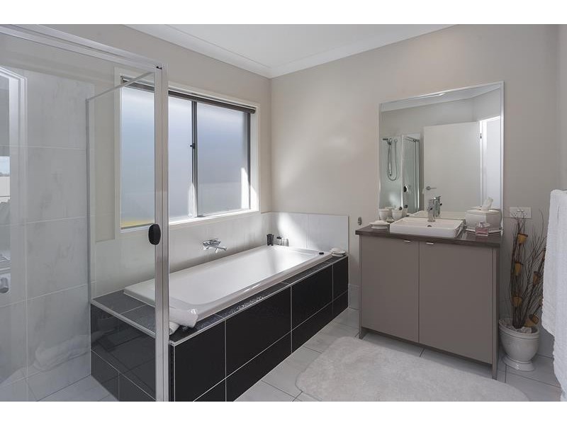 10 Keelson Crescent, Hope Island QLD 4212