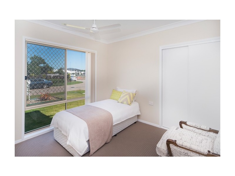 41 Azure Way, Hope Island QLD 4212