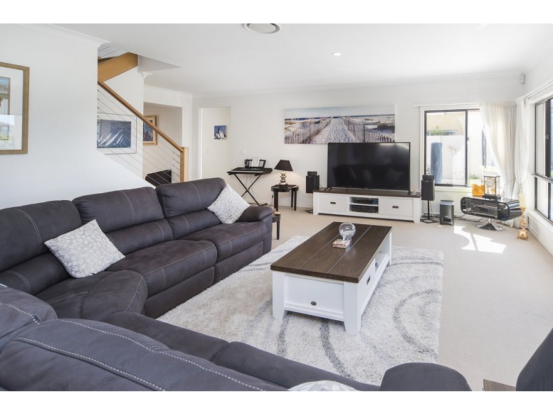 2142 Beaufort Way, Hope Island QLD 4212
