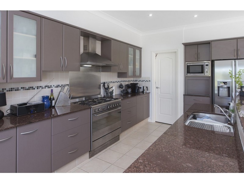 2142 Beaufort Way, Hope Island QLD 4212