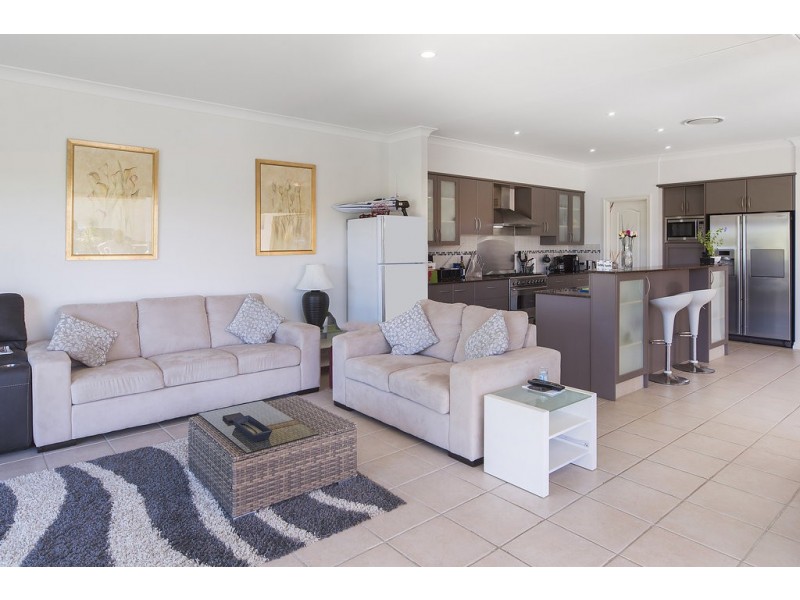 2142 Beaufort Way, Hope Island QLD 4212
