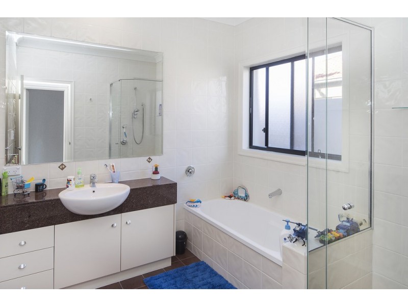 2142 Beaufort Way, Hope Island QLD 4212