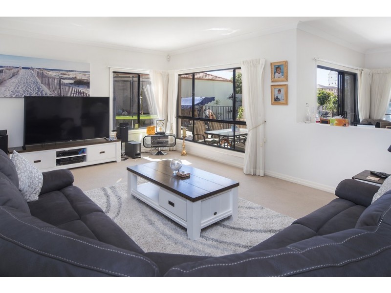 2142 Beaufort Way, Hope Island QLD 4212